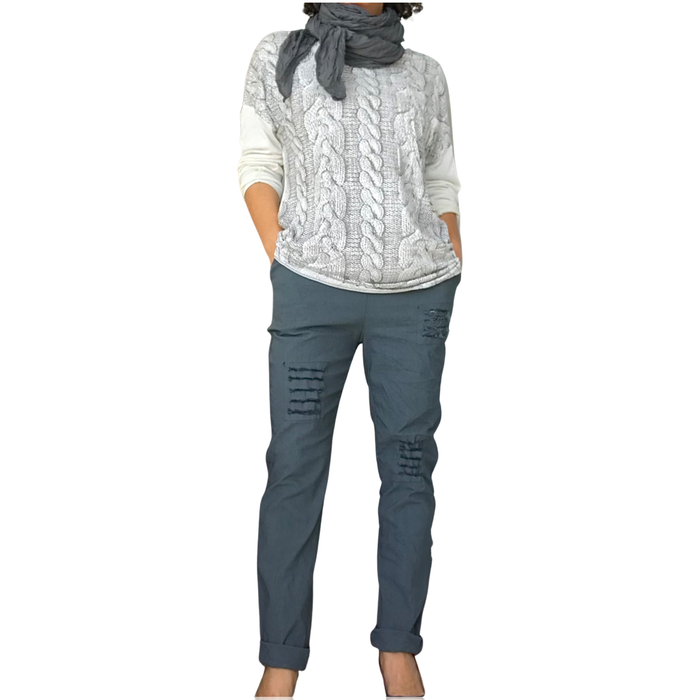 Pantalon gris femme à taille élastique avec empiècements en paillette, chandail tricot gris, foulard gris et soulier brun