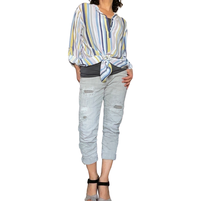 Capri jeans gris pâle extensible taille régulière avec patchs et trous avec chemise rayé