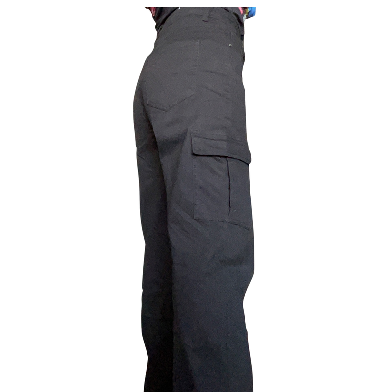 Pantalon cargo noir taille haute, jambe droite 30 pouces de longueur de jambe vu de coté