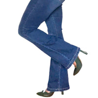 Jeans flare évasé bleu foncé pour femme, soulier vert