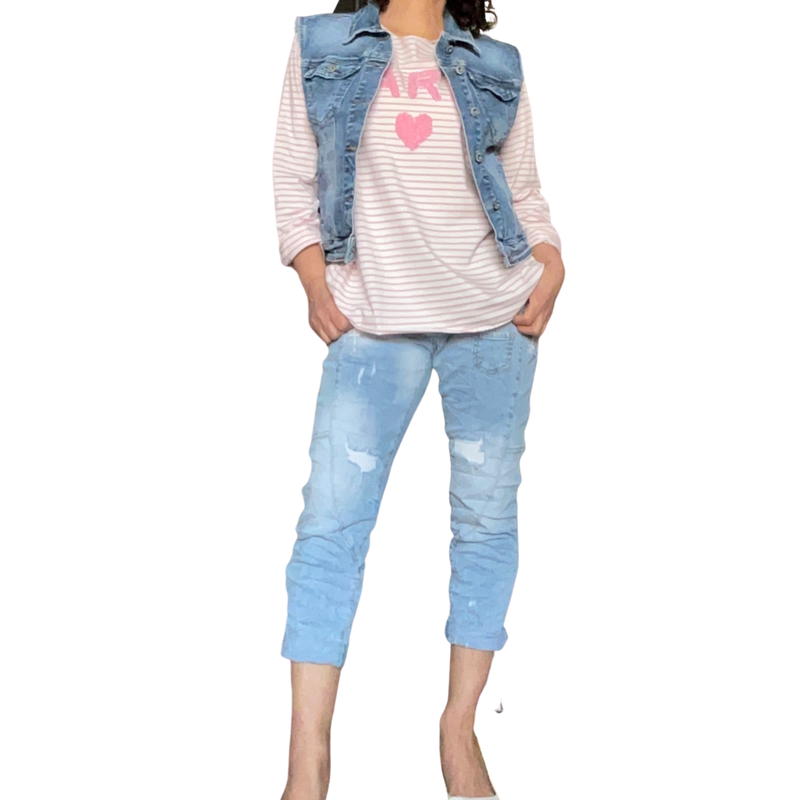 Chandail manche longue rayé avec imprimé « PARIS » rose avec veste de jeans et capri