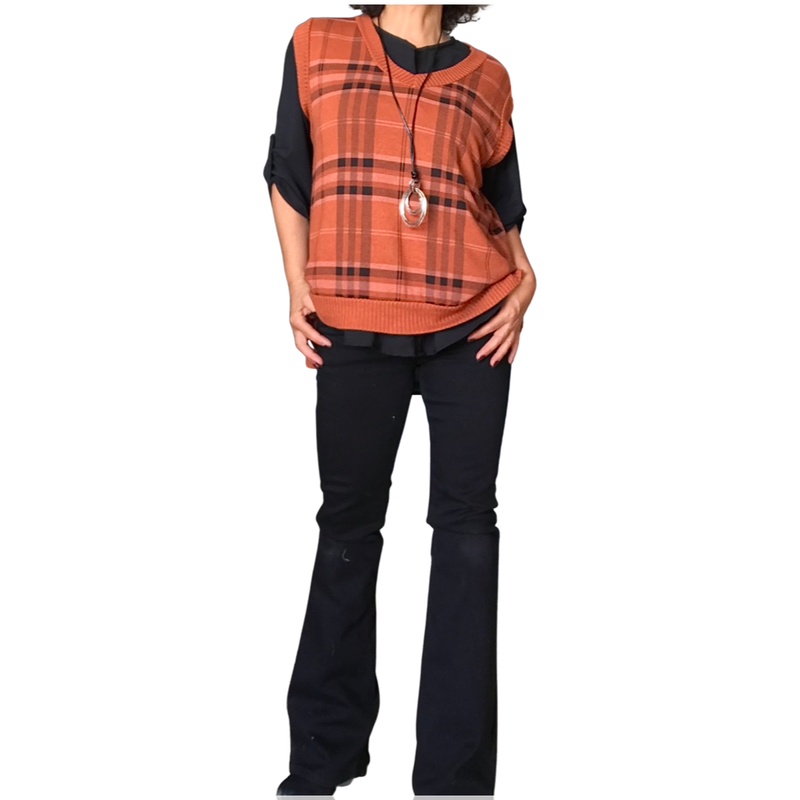 Débardeur femme orange à carreaux col en V, chemise noire, foulard noir, collier argent et pantalon noir femme