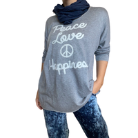 Chandail en laine gris manche longue femme "peace, love, happiness", foulard bleu et pantalon femme