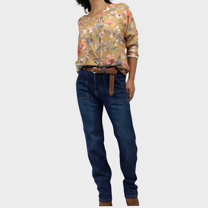 Jeans jambe droite femme bleu foncé avec poches devant, chandail fleurie, ceinture brune et botte brune