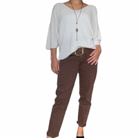 Chandail beige manche 3/4 uni col en v vêtements femme, collier brun, ceinture vintage, pantalon femme et botte brune