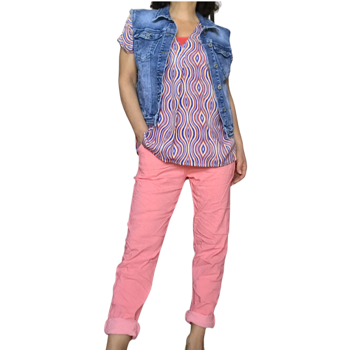 Blouse manche courte col en V imprimé abstrait bleu royal, jaune, rouge et blanc avec une veste en jeans et un pantalon corail