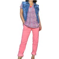 Blouse manche courte col en V imprimé abstrait bleu royal, jaune, rouge et blanc avec une veste en jeans et un pantalon corail