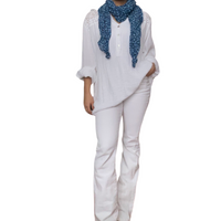 Pantalon blanc femme taille haute, blouse blanche et foulard bleu