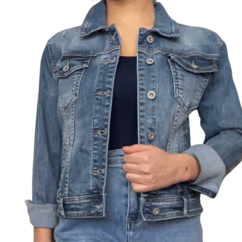 Veste en jeans pour femme manche longue avec deux poches à l'avant, camisole bleu marin, jeans bleu avec main devant