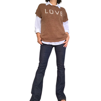 Débardeur tricot femme brun avec chemise blanche incluse gratuite, flare jeans bleu femme et soulier beige
