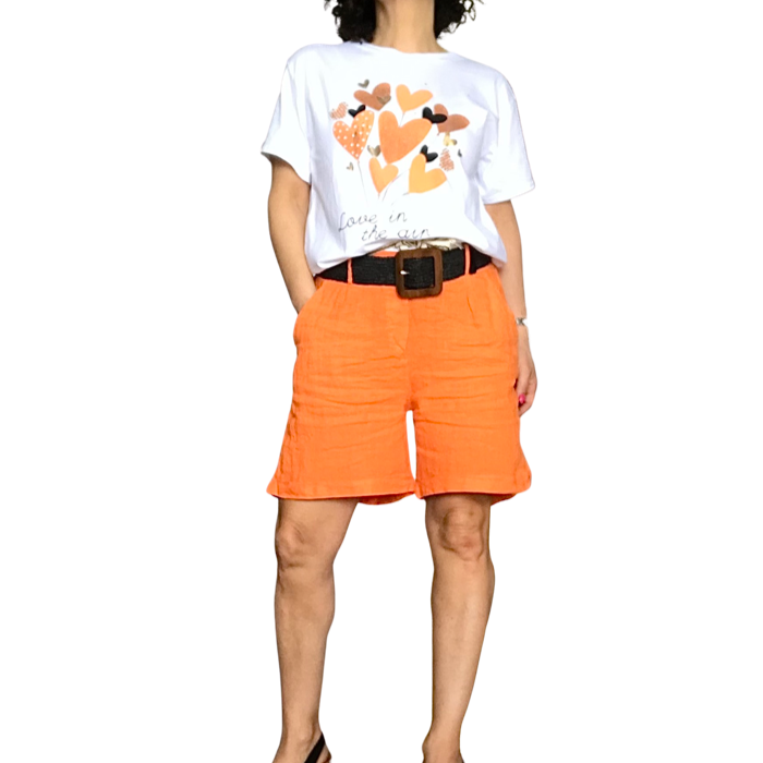 T-shirt blanc col en rond avec dessin de bouquet de ballon en forme de coeur orange avec bermuda en lin orange