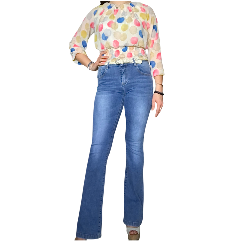 Jeans flare bleu moyen taille haute 32 pouces de longueur de jambe avec une blouse et une ceinture