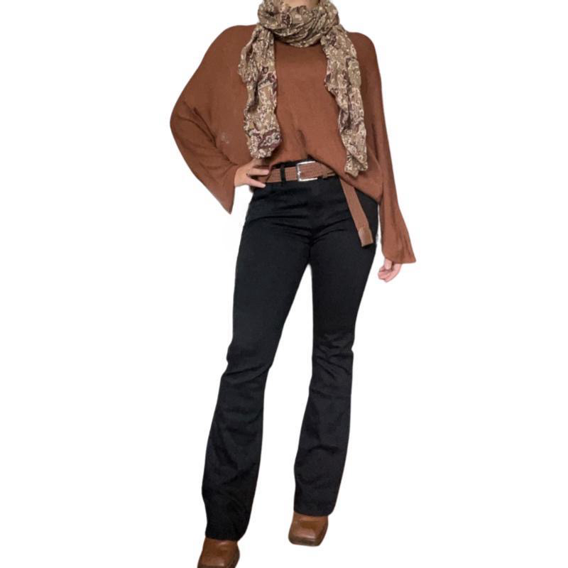 Jeans noir femme coupe flare tendance, ceinture brune, chandail brun, foulard brun et botte brune