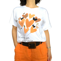 T-shirt blanc col en rond avec dessin de bouquet de ballon en forme de coeur orange avec ceinture noir