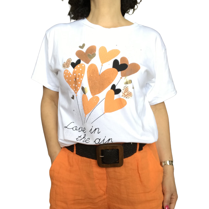 T-shirt blanc col en rond avec dessin de bouquet de ballon en forme de coeur orange avec ceinture noir