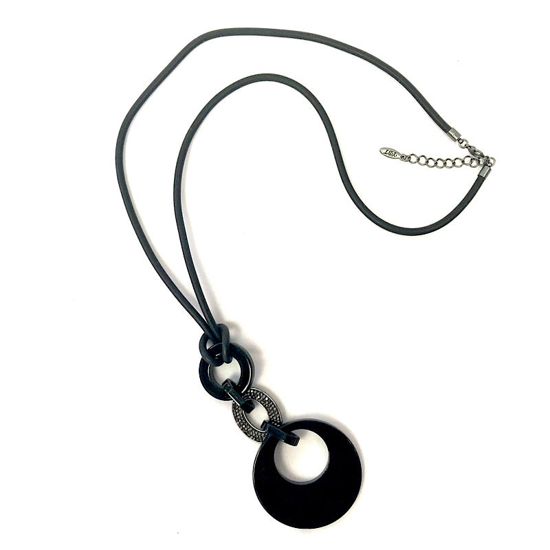 Bijoux, collier femme long noir avec cordon et trois cercles. Vue de près